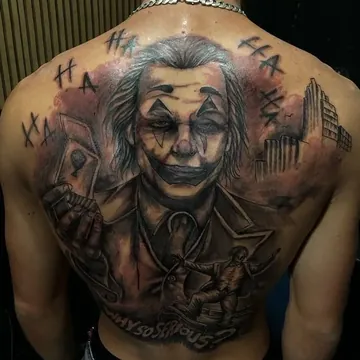 Tatuagem realismo preto e cinza do Coringa nas costas