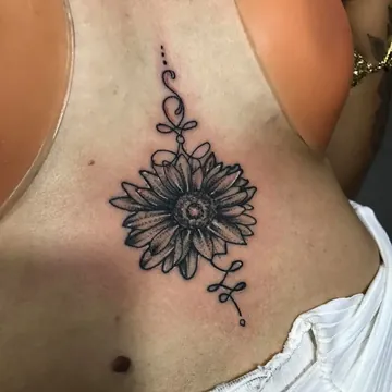 Tatuagem preto e cinza de girassol com ornamentos nas costas