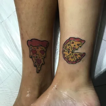 Tatuagem colorida de pizza para casal nos tornozelos