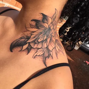 Tatuagem blackwork de flor com pontilhismo no pescoço
