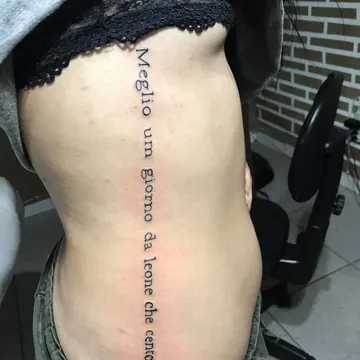 Tatuagem lettering de frase em italiano na costela