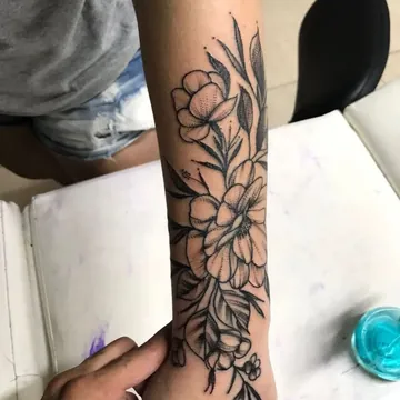 Tatuagem fineline de flores no antebraço
